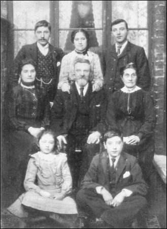 Back row: Amos Henry Osborne (1873-1936), Amy Eliza Osborne (c1872-unknown), Bertram Francis Osborne (c1879-unknown) Middle row; Elizabeth Anne Osborne (c1869-unknown), Henry Osborne (1846-1925), Fanny Osborne (nee Cowley) (1846-unknown) Front row: Lillian M. Osborne (c1882-unknown), Silas Osborne (c1888-unknown)
