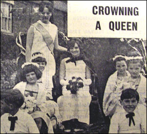 Wendy Tipple crowning Susan Keeves who is surrounded by her attendants, Nigel Scripps , Sarah O'Connor, Veronica Marks, Timothy Ray, Alison Ray & Avril Ray