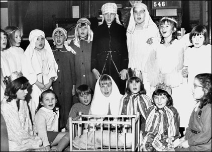 Brownies Christmas Play 1968 - Back Row: ... Ayrton ? ? Jackie Funnell, Claire Costaine, Suzanne King, Wendy Scripps, ... Ayrton Front Row: Sue Funnell, Valerie King, Kim Wesley, Janet Smith, Sharon O'Connor, Angela Belton, Julie Abrey