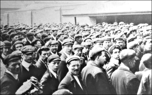 Wolverton Works - Dinnertime 1906