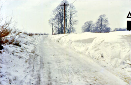 The road from Hanslope down to Devil's Dip