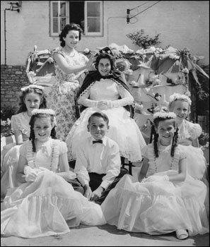 Maureen Synnott being crowned by Dorothy Belton the attendants were, Pauline Synnott, Caroline Bibby, Gerald Pittam, Marlene Tapp, Sally Cooper