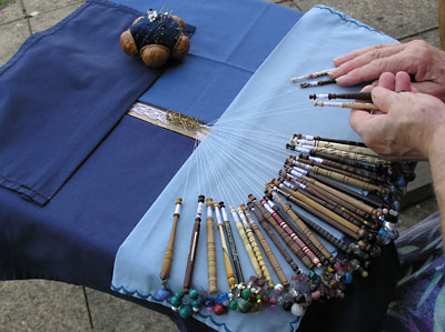 Making a lace edging in Bedfordshire style with a tulip design