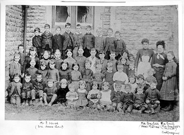 c. 1920 : Mrs. Brayfield (Headmistress), Mrs. Smith (Mrs. Brayfield's mother) and pupils