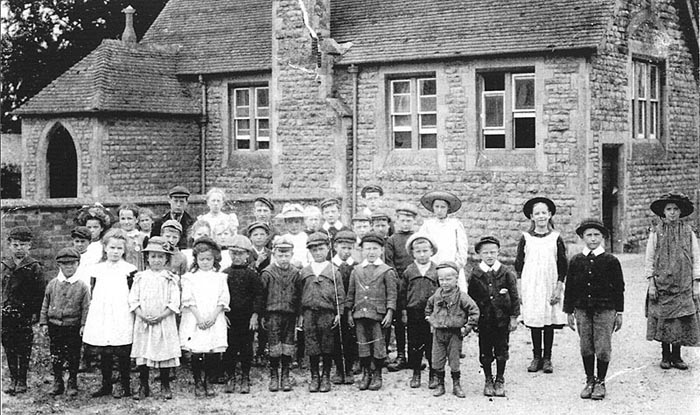 "I cannot positively identify the Hinds children but think that it is Alice to the left of the back row next to the boy in the cap and dark jacket with Constance standing in front of her left side. I think the girl at the back on the right wearing the big hat is Clara, my mother." - James Brown (2002)