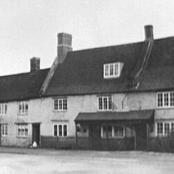 The Green Man c.1950. There were two cottages on the left, since demolished.