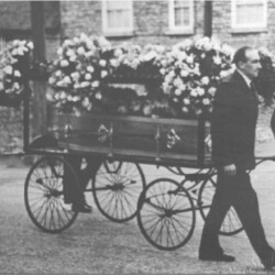 Funeral of Stan Platten processing through the High St to St James church, 1951
